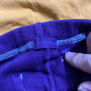 TOMMY HILFIGER のTシャツ　と長ズボンの画像