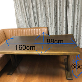 木目調のダイニングテーブル　一枚板