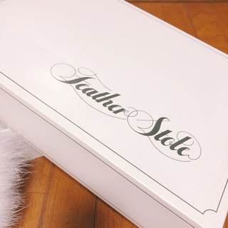 【引渡し済】新品タグ付き箱入り○フェザーストールの画像