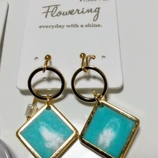 Flowering ピアスセットの画像
