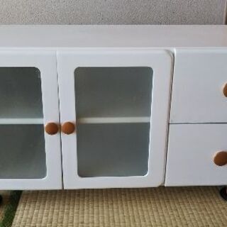 テレビ台上げます。
