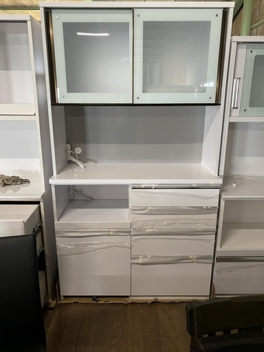 新品展示現品です！通常13万円の食器棚を36800円で販売します。上物です！自信あり！