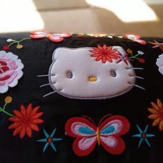 [配送無料][未使用保管品]キティちゃん　抱き枕　クッション　黒　刺繍ありの画像