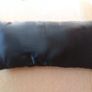 [配送無料][未使用保管品]キティちゃん　抱き枕　クッション　黒　刺繍ありの画像