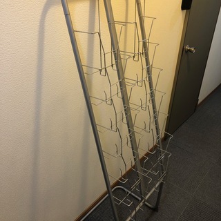 軽くてしっかりした作りの金属製パンフレットラックです