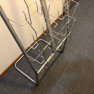 軽くてしっかりした作りの金属製パンフレットラックですの画像