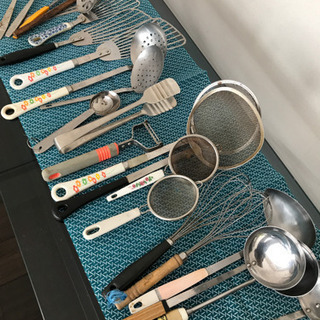 オタマ、フライ返し、など調理道具一式の画像