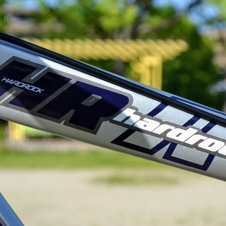 Specialized HardrockアルミフレームMTB 3×8段変速 前後油圧ディスクブレーキ 名古屋近郊配達応談 Alloy-frame mountain bike with 3x8 speeds and hydraulic disc brakesの画像