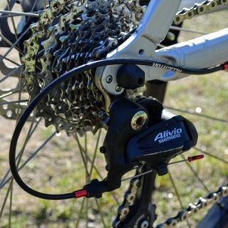 Specialized HardrockアルミフレームMTB 3×8段変速 前後油圧ディスクブレーキ 名古屋近郊配達応談 Alloy-frame mountain bike with 3x8 speeds and hydraulic disc brakesの画像