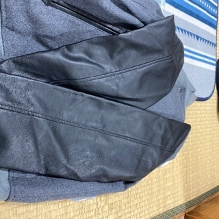 メンズ　グレーのスタジャンの画像