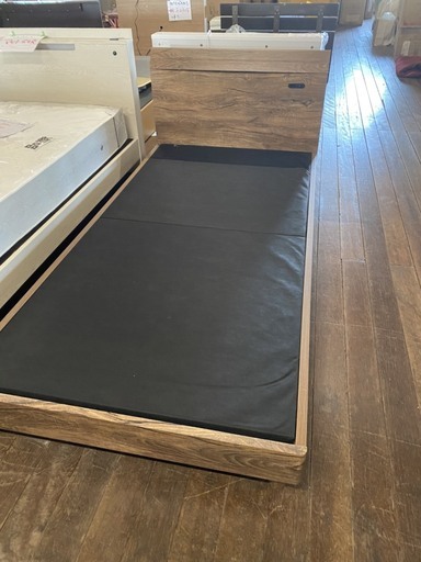 めちゃカッコいいシングルベッド！これ実はかなり人気のベッドです。さらにライトも点きます！カッコいいですよ－！