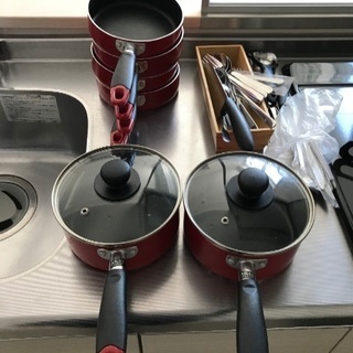 食器、グラス、鍋の画像