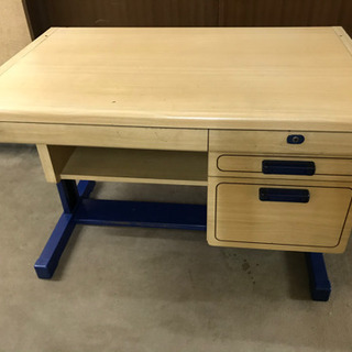 学習机です。作業台にも使えます。