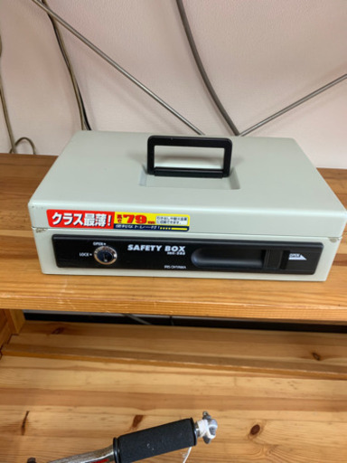 金属製セーフティBOX鍵付き