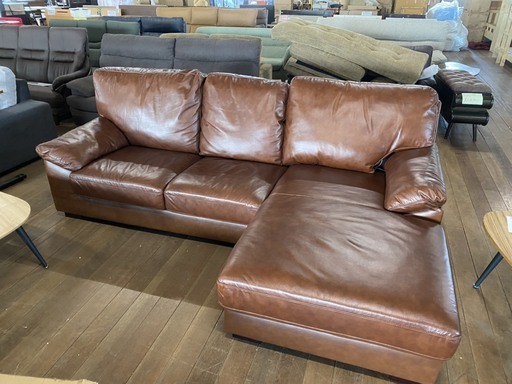 本革28万円の展示現品カウチソファーを49800円で販売してます。ガチでオススメです。引取価格です(*^^*)