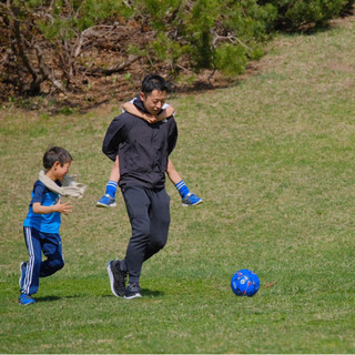 子供と一緒に遊んだり、自主練のサポートをします。