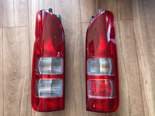 未使用　ハイエース200系　3型　純正テールランプ
