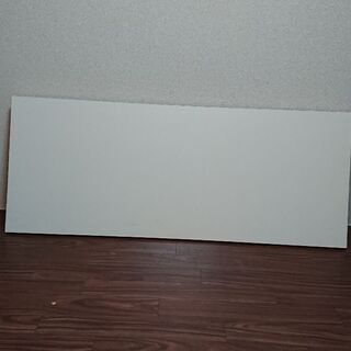 会議用机1台と折り畳み椅子2脚の画像