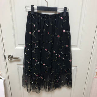 花柄刺繍のプリーツスカートの画像