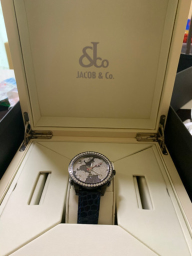 JACOB&CO、ジェイコブ ファイブタイムゾーン　ベゼル& パヴェダイヤ　メンズクォーツ（中古）腕時計