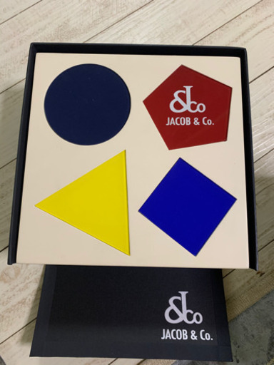 JACOB&CO、ジェイコブ ファイブタイムゾーン　ベゼル& パヴェダイヤ　メンズクォーツ（中古）腕時計