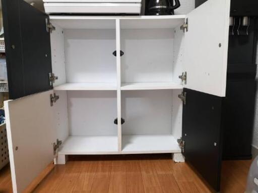 白黒お洒落な食器棚