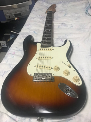 半分フェンダーのギターとエフェクター売ります。アンプ付き。