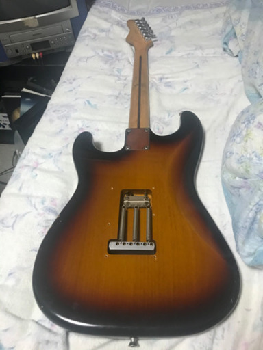 半分フェンダーのギターとエフェクター売ります。アンプ付き。