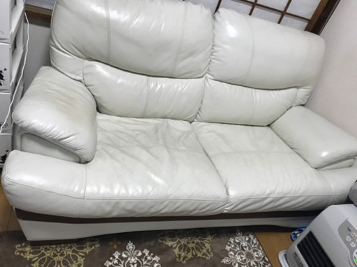 白色のレザーのソファーです