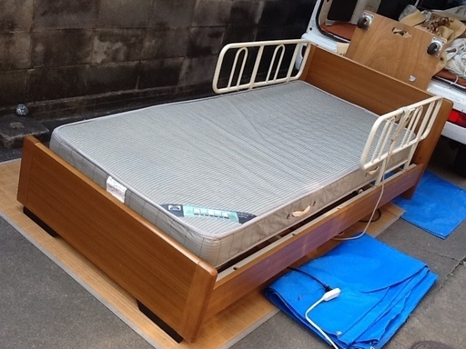 【介護ベッドにも】フランスベッドの電動リクライニングベッド コイルスプリングマットレス付＆手すり付 福祉用品 組立も可