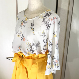 マーキュリーデュオ　シフォン系花柄ブラウス　サイズFの画像