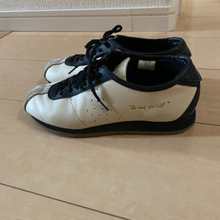 レコックスポルティフの皮革でできたスニーカーの画像