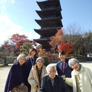 少人数制の介護施設での介護スタッフ