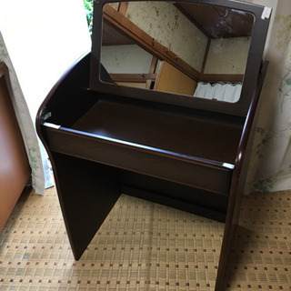 とってもおしゃれな化粧台です（すこし古い）