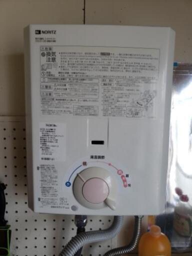 屋内用小型給湯器。