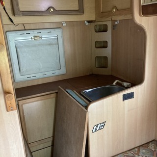 かわいそうなキャンピングカーを有効活用してください！の画像