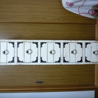 アンティーク風　たて長チェスト（１２６×２９×２６㎝）中古品