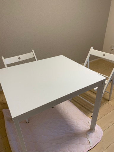 取引中　IKEA 伸縮テーブルと折り畳み椅子　2脚
