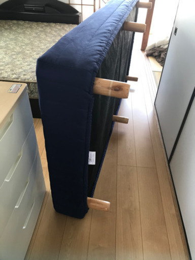 脚付きベッド、ベッドカバー付き