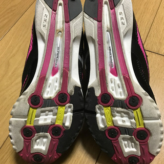 子供用スポーツシューズの画像