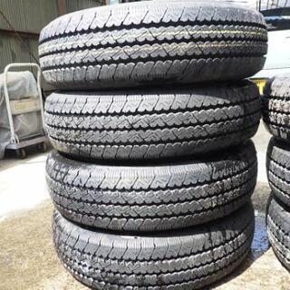 トラックタイヤ　215/70R17.5　バリ山７本