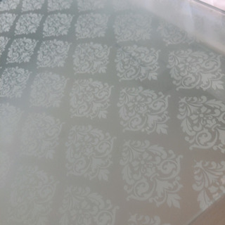 ホワイト テーブル ダマスク柄の画像