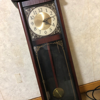 レトロな大型振り子時計の画像