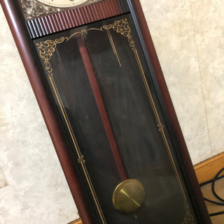レトロな大型振り子時計の画像