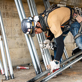 【未経験OK！】最後はやっぱに手に職！ばっちりの教育体制で足場職人になる【日給12,000円～18,000円】の画像