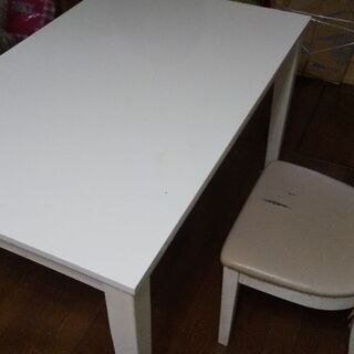 ダイニングテーブルと椅子の画像