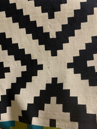 IKEAの幾何学模様ラグ