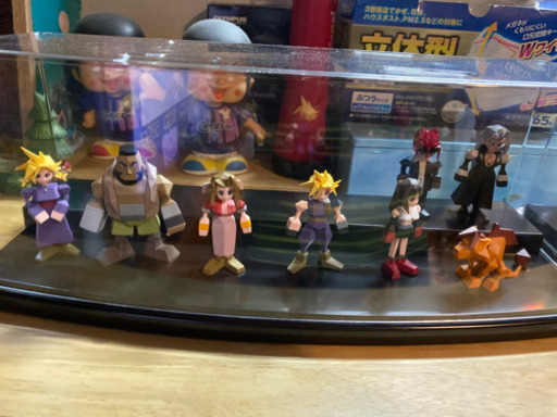 FF7ミニフィギュアとプラスピンバッジ