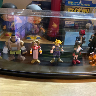 FF7ミニフィギュアとプラスピンバッジ