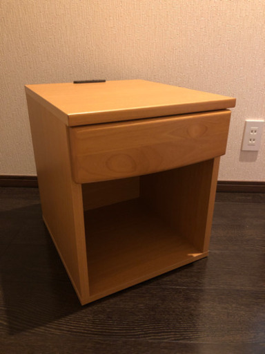 ナイトテーブル